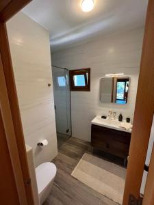 Koupelna v ubytování Paralia Homes peaceful 2 bedroom, unit # 2
