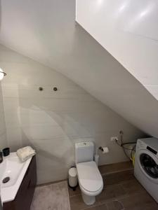 Koupelna v ubytování Paralia Homes peaceful 2 bedroom, unit # 2