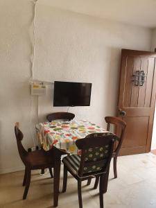 Telewizja i/lub zestaw kina domowego w obiekcie Estepona - Playa - 1 dormitorio con terraza solárium Mi17