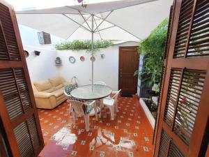 Część wypoczynkowa w obiekcie Estepona - Playa - 1 dormitorio con terraza solárium Mi17