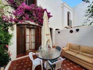 Część wypoczynkowa w obiekcie Estepona - Playa - 1 dormitorio con terraza solárium Mi17