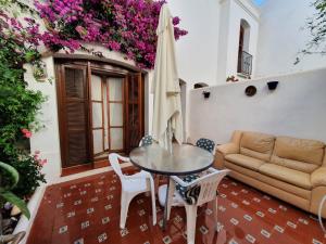 taras ze stołem, krzesłami i kanapą w obiekcie Estepona - Playa - 1 dormitorio con terraza solárium Mi17 w mieście Estepona