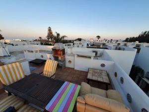 balkon ze stołem i krzesłami na dachu w obiekcie Estepona - Playa - 1 dormitorio con terraza solárium Mi17 w mieście Estepona