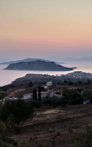 a view of the ocean from a hill at sunset at La Bandolaise à Perdika in Perdika