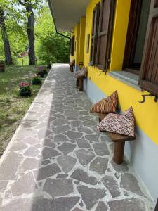 A garden outside casa RIFUGIO OLIVIERI