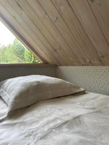 1 dormitorio con 1 cama con techo de madera en Sepasaun, en Joaveski