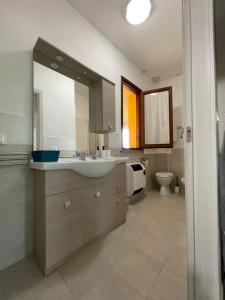 A bathroom at casa RIFUGIO OLIVIERI