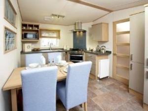 Η κουζίνα ή μικρή κουζίνα στο Roxbury 5 Star 6 berth Luxury Caravan