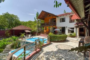 un complejo con piscina y casa en Villa Bayacanes con piscinas privadas en Jarabacoa