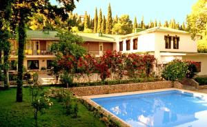 una casa con piscina en el patio en Sparta Hotel en Yalta