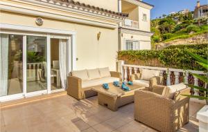 Un patio con sillas de mimbre y una mesa. en Nice Home In El Campello With Wifi, en El Campello 23 fotos más