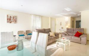 Una sala de estar con un sofá y una mesa de cristal. en Nice Home In El Campello With Wifi, en El Campello