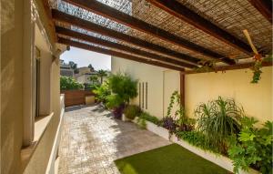 un patio vacío de una casa con plantas en Nice Home In El Campello With Wifi, en El Campello