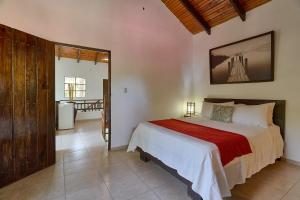 1 dormitorio con 1 cama grande en una habitación en Villa Bayacanes con piscinas privadas, en Jarabacoa