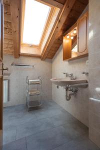 La salle de bains est pourvue d'un lavabo et d'une lucarne. dans l'établissement Pixnerhof - Urlaub am Biohof, à Castelbello