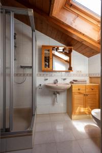 La salle de bains est pourvue d'une douche, d'un lavabo et d'un miroir. dans l'établissement Pixnerhof - Urlaub am Biohof, à Castelbello