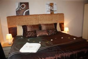 A bed or beds in a room at Robertsbridge Retreat At Cornhill Luxury Self Catering Apartments