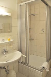 Koupelna v ubytování Hotel Fortuna + 30 fotografií