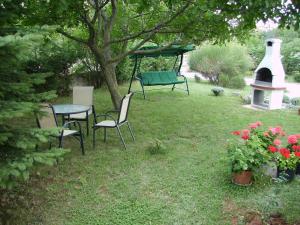 une table et des chaises dans une cour avec un arbre dans l'établissement Adriana Holiday Apartment, à Labin
