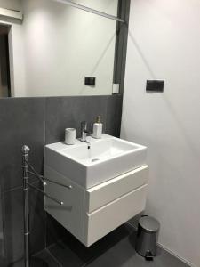 W łazience znajduje się biała umywalka i lustro. w obiekcie Mieszkanie Osiedle Slichowice, Targi Kielce 3,5km, faktury VAT w Kielcach