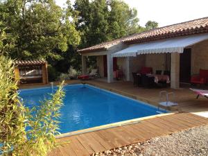een zwembad voor een huis bij Mas De Peycavier in Callas