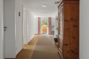 um corredor com uma porta de madeira e um corredor com um hallwayngth em Ferienwohnung Kastenmühle im Mondseeland em Guggenberg