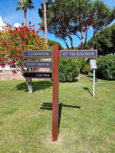 ein Schild im Gras in einem Park in der Unterkunft Quinta do Lago Golf, Sea & Sun in Quinta do Lago