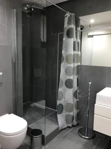 a bathroom with a shower curtain and a toilet at Mieszkanie Osiedle Slichowice, Targi Kielce 3,5km, faktury VAT in Kielce