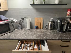 Oprema za pripravo čaja oz. kave v nastanitvi Quaint 1 bedroom lower suite in Victoria, BC