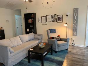 ein Wohnzimmer mit einem Sofa und einem Stuhl in der Unterkunft Locked In in Charlotte