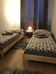 2 łóżka pojedyncze w pokoju z oknem w obiekcie Mieszkanie Osiedle Slichowice, Targi Kielce 3,5km, faktury VAT w Kielcach