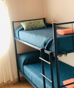 kilka łóżek piętrowych w pokoju w obiekcie ZR Playa Union w mieście Playa Unión