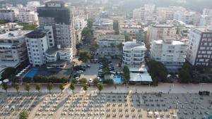 een luchtzicht op een stad met auto's en gebouwen bij Apartment 50m Away From The Beach in Durrës