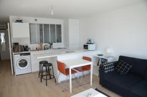 a kitchen and living room with a couch and a table at Votre VUE, La MER, Les Bateaux !!! wir sprechen flieBen deutsch, Touristentipps, we speak English in Concarneau