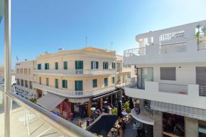 een uitzicht over een winkelcentrum met een gebouw bij The Perfect Spot Apartments in Rhodos-stad