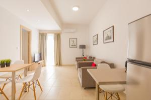 een woonkamer met een bank en een tafel bij The Perfect Spot Apartments in Rhodos-stad
