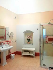 ein Bad mit einem Waschbecken und einer Dusche in der Unterkunft Adeste 41 in Scicli