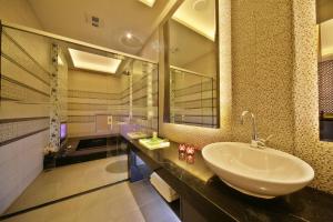 a bathroom with a sink and a mirror at Han Guan Motel in Taichung