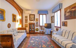 un soggiorno con 2 divani e una TV di Amazing Home In Lido Di Venezia With Kitchen a Lido di Venezia