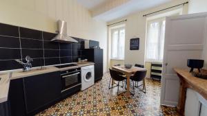 Kuchyňa alebo kuchynka v ubytovaní Le Casimir - Appartement de standing 90m2 - Carcassonne centre