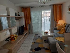 A kitchen or kitchenette at Jacuzzi House Sunflower