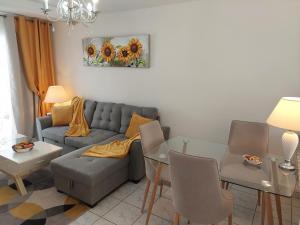 A seating area at Jacuzzi House Sunflower