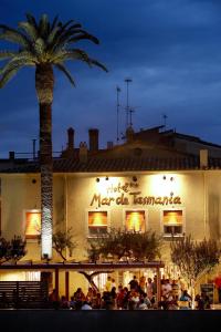 a group of people sitting outside of a restaurant at Hotel Mar de Tasmània - Auto Check-in in La Bisbal