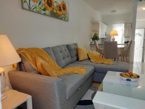 A seating area at Jacuzzi House Sunflower