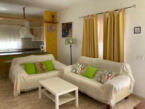 ein Wohnzimmer mit 2 Sofas und einem Tisch in der Unterkunft Apartamento MAFASCA in Las Playitas