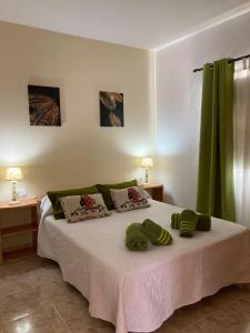 een slaapkamer met een bed met twee handdoeken erop bij Apartamento MAFASCA in Las Playitas