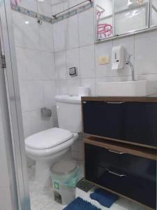 uma pequena casa de banho com WC e lavatório em Copacabana Posto 2 no Rio de Janeiro