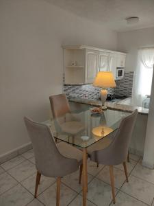 A kitchen or kitchenette at Jacuzzi House Sunflower