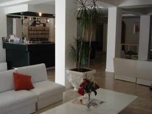 a living room with a couch and a table with flowers at Hotel Americana in Punta del Este