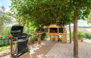 una cucina all'aperto con grill e piano cottura di Beautiful Home In Arcevia With House A Panoramic View ad Arcevia